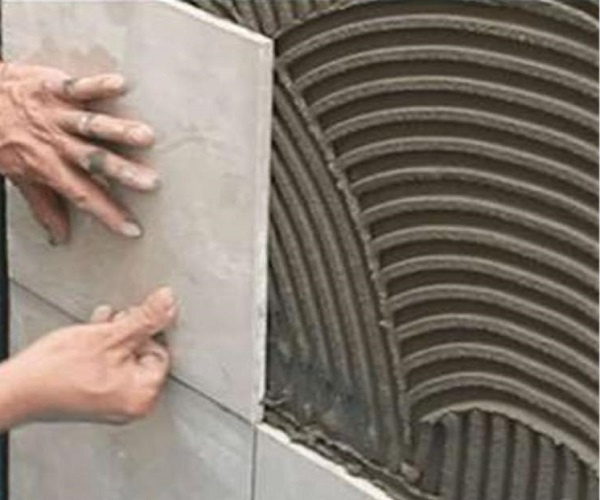 铺设瓷砖前，基面应做益处置以**更好的粘贴成效