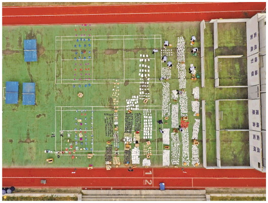 半操场的银行卡“四件套”，缘何而来？